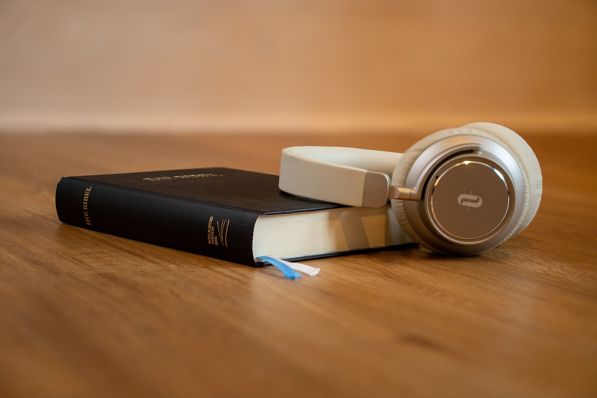Bibel und Kopfhörer